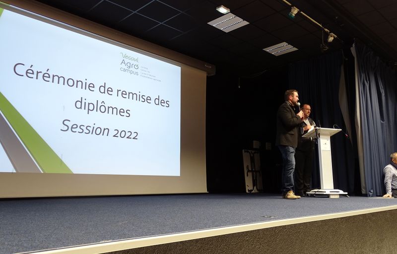 cérémonie remise des diplômes.jpg